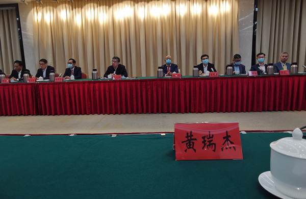 黄瑞杰会长应邀出席汕头市委、市政府召开的企业家新春座谈会(图2)